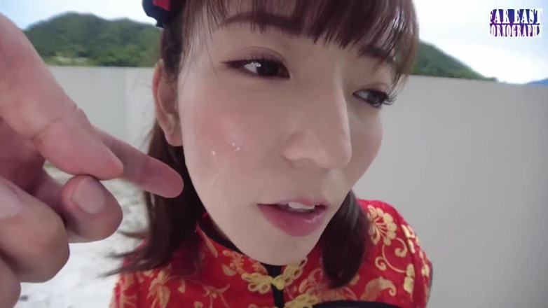 Far East pornography: Doll als gelukzaligheid met een bleke rondborstige plagen op een...