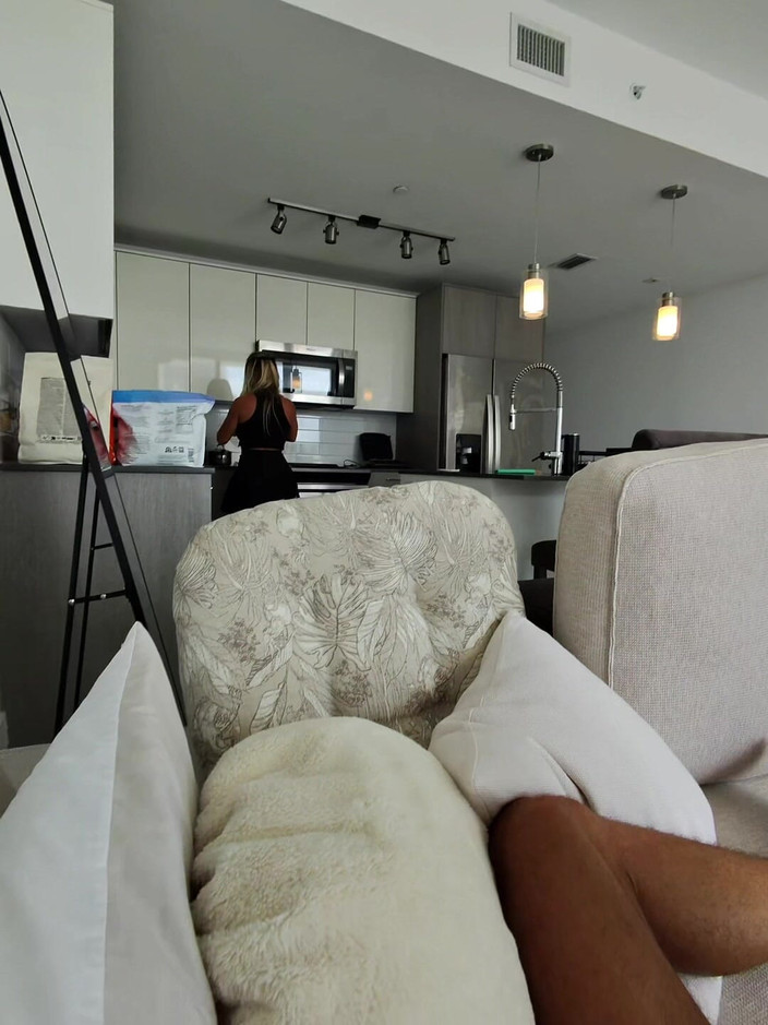 Chokobanana: 掃除婦とセックスするか、私の...