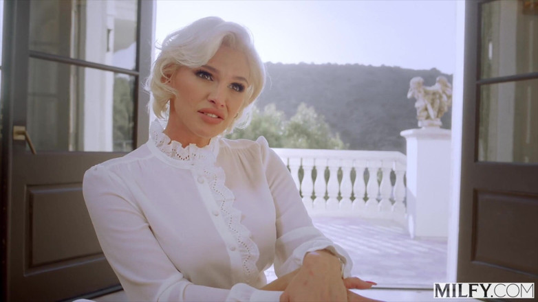 Milfy: MILFY Capo duro Charli esige che l'assistente la scopa duro