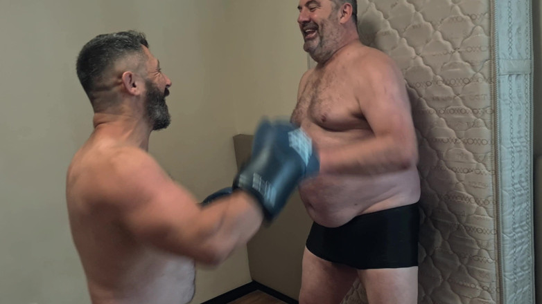 Punchbagplz: Silver Daddy Boxer Vs. Gouine Worstelaar: Bodyshot-uitdaging (klein X Groot)