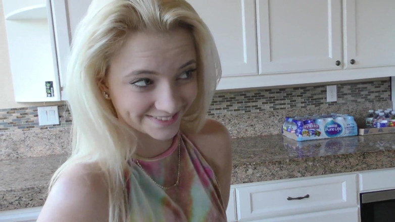 Perv Milfs n Teens: Riley Star gaat bovenop de lul van haar stiefvader zitten...