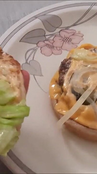 ¡Mi deliciosa y jugosa hamburguesa de orina!