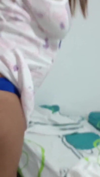 Kırmızı dudaklı ve büyük memeli tombul esmer en çok beğendiğini yapıyor: kestirmeden önce yarak alıyor