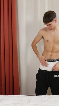 Un garçon excité est dur et poilu