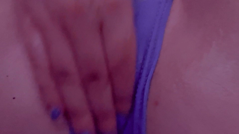 AmyHi: Sexy vysokoškolačka stříká v kalhotkách