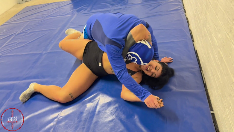 She Wrestle: ÜbermÃ1/4ckiger typ wird und von heißem muskel-schätzchen getragen