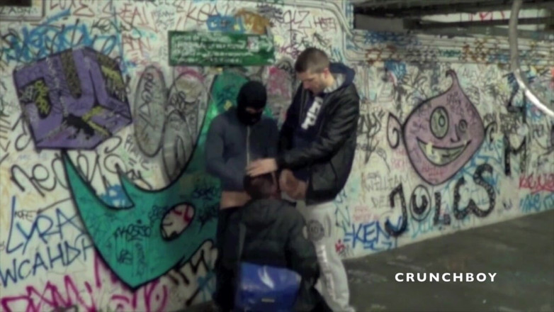 Crunch Boy: Гей жорстко відтраханий гангстерами в метро