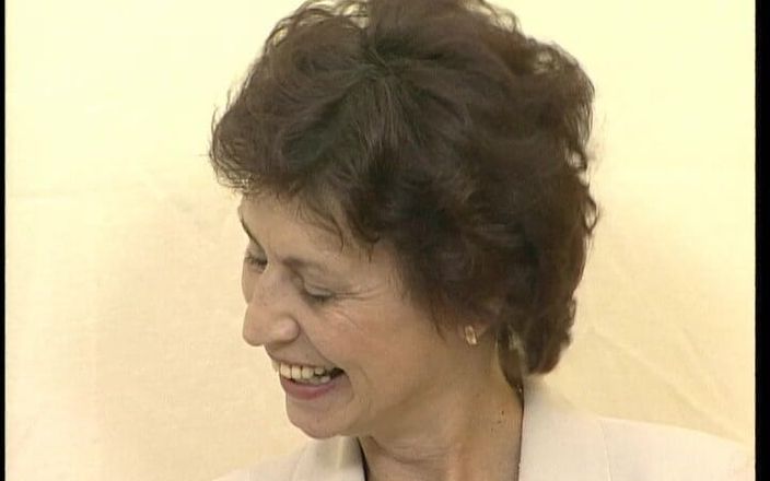 YOUR FIRST PORN: Glad poesje van de Uschi