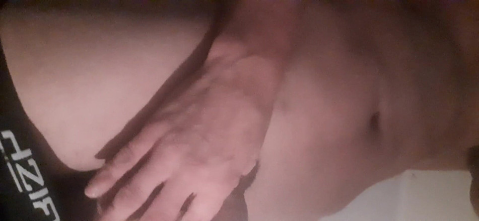 Horny young man: Masturbarsi a casa.