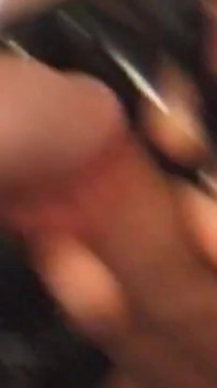 Une MILF blonde masquée se fait fouetter avant de servir une bite
