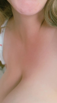 Soție dolofană în masturbarea ei drăguță cu pijamale. Călărește un vibrator
