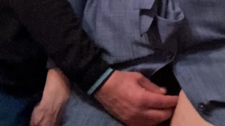 Niki studio: Cizinec prstí nadrženou milfku před prací v metru