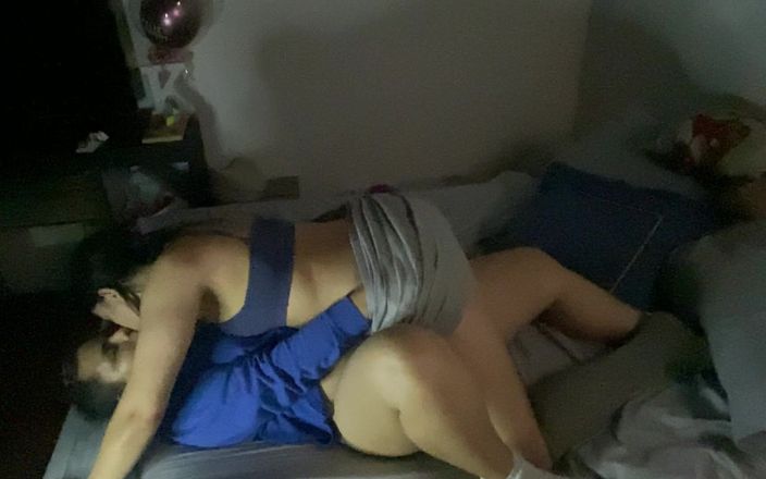 Zoe & Melissa: Yatmadan önce lezbiyen makas seks
