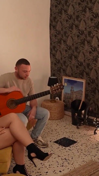 Lily Alix, Pelajaran gitar tanpa had.