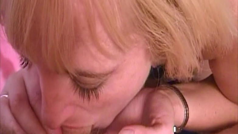 ORGASMX: ふしだらなブロンドの年上の男性とのフェラチオ