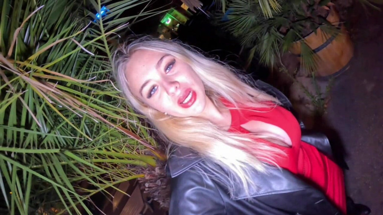 Beverly peach: Openbare pijpbeurt! Kijk hoe ik de pik zuig.