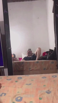 Moja sąsiadka widzi, że się masturbuję i ssie mojego kutasa, aż doszedłem do jej ust