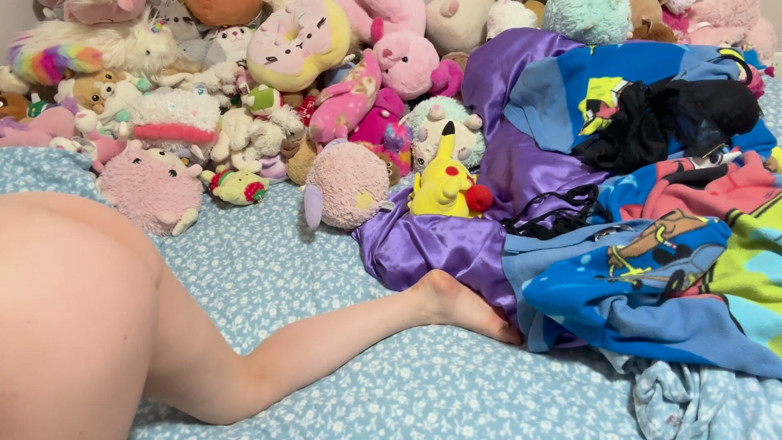 EmoDream1998: Horny Cam Girl Pushes Toy Out of Pussy