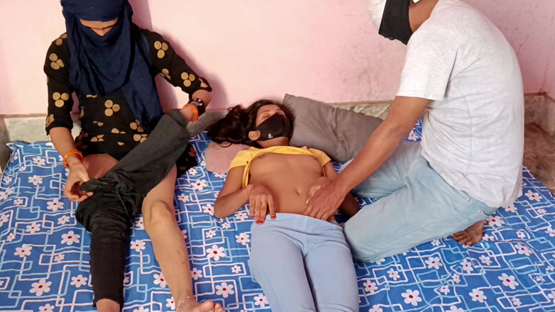 HousewifeGeeta: Virgin viene scopata con la sorellastra sposata in un trio