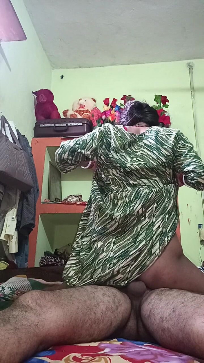 pooja99999: Indiancă desi Pooja Bhabhi cu călărire inversă