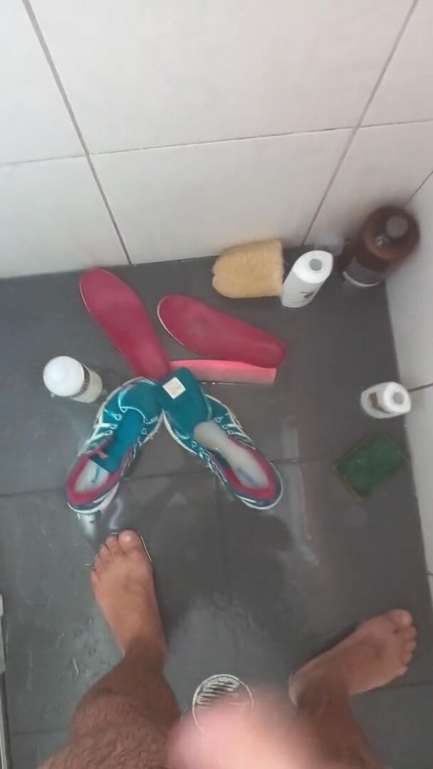 Sneakerfetish_BR: Sportschoenen neuken asics in de badkamer