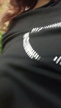 Flattulensen Meando Y Tirándose Pedos Al Aire Libre