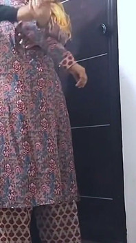 수업료에 가서 여친에게 전화를 걸어 구석에서 그녀를 따먹히는 인도 학생 소녀의 남친