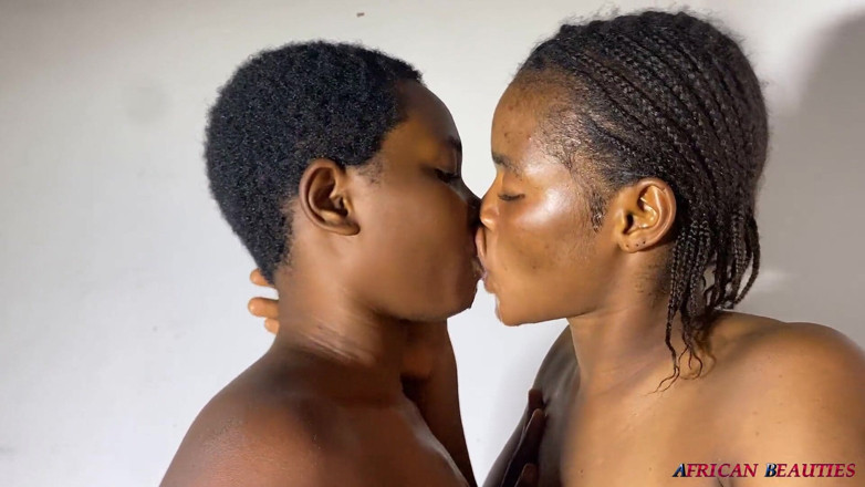African Beauties: Chicas Lesbianas Atractivas Se Corren Sin Esfuerzo