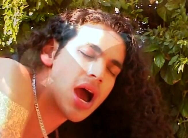 Bareback TV: Tio de pelo rizado follando al aire libre