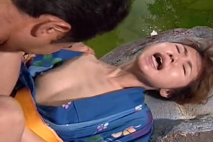 Asian Mature Climax: Con đĩ châu Á thích làm tình gần hồ bơi