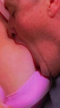 Blonde MILF marilyn Midas mit großen möpsen küsst mit viel zunge