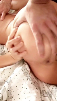 Sexy latinskoamerická teenagerka Nikita je ošukaná dvěma cizími muži s tlustými ptáky