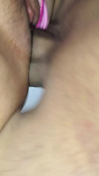 Meu marido corno enviou meu touro preto para meu quarto para me foder com o pijama ao lado