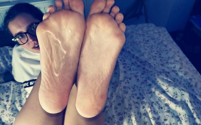 Ghomestory: 핫한 발 페티쉬를 하는 섹시한 소녀 | 발바닥에 정액 | 딱딱한 발