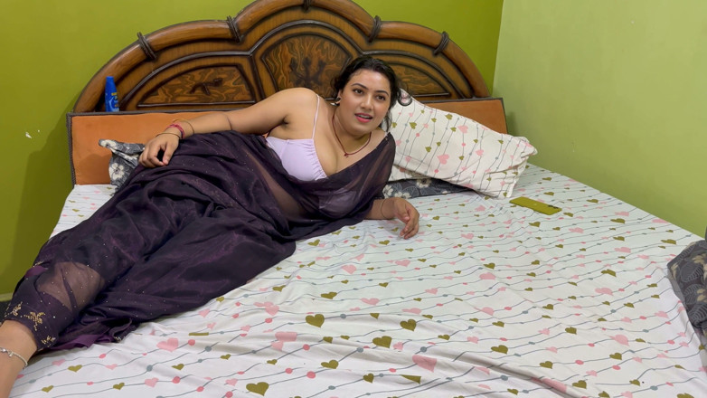 Hotty_ragini: 当chacha去外面时，Ragini chachi和我做爱了完整的印地语视频