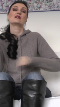 Fii scrumiera mea și scuipat! Stăpână cu cizme, doamna Victoria Valente