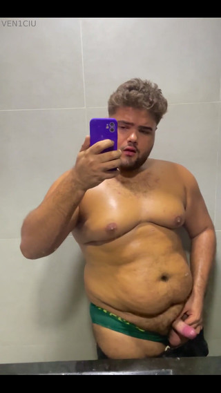 VEN1CIU: Im badezimmer im fitnessstudio