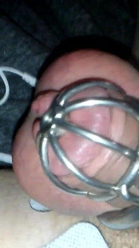 La bella sissy Sadie ha ingabbiato l'orgasmo con l'e-stim