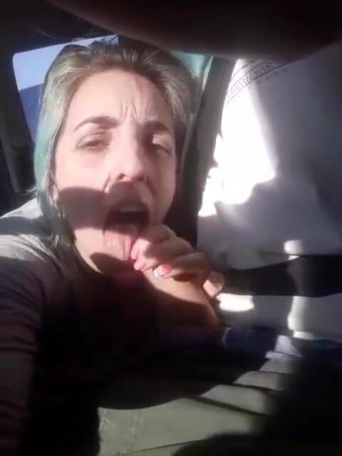 tunoviaputita: Горячая жена в любительском видео. Унижает своего куколда, сосет еще один член в машине
