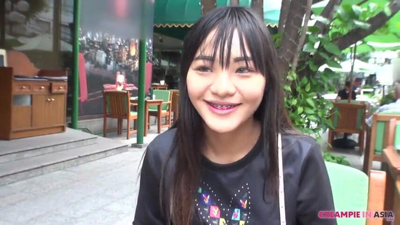 Creampie In Asia: Její dlouhé černé vlasy vypadají dobře na jejím štíhlém těle, tak agresivní...