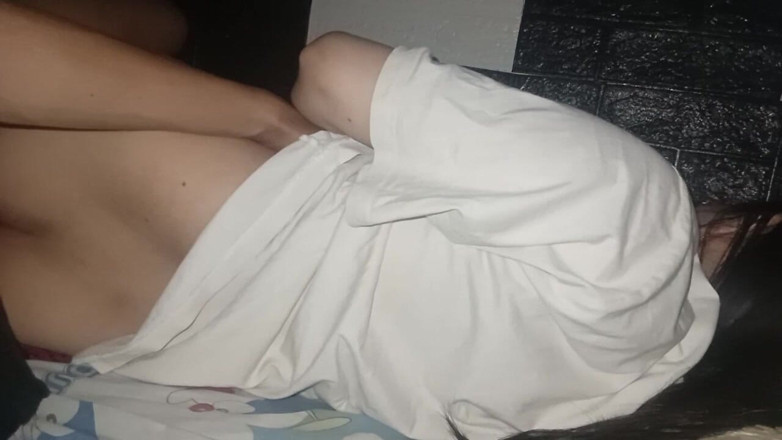 Famly sex: Futând fundul neted al unei virgine asiatice