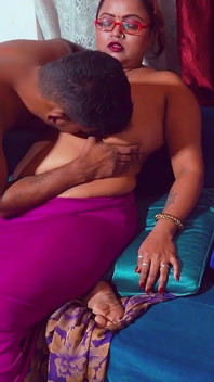 Büyük memeli öğretmen gece vakti öğrencisini baştan çıkarıyor