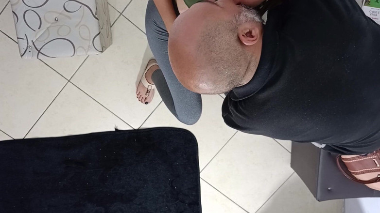 Victor SweetCoupleStories: Sex neașteptat în sala de așteptare cu un străin.