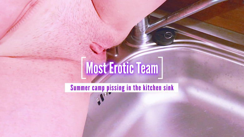 Most Erotic Girl: Летний лагерь писает на кухонной раковине