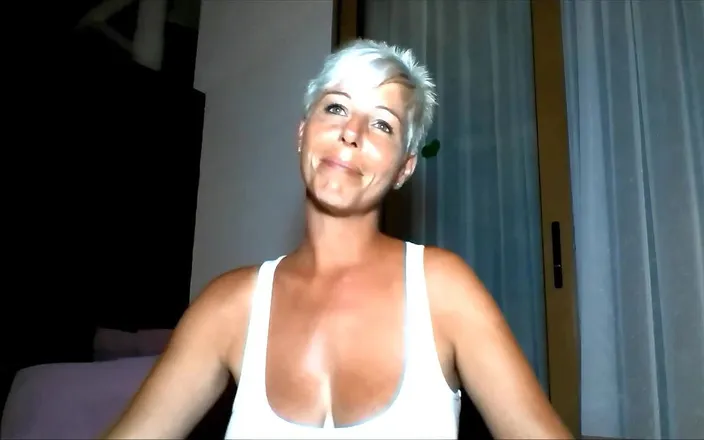 Melissa Deluxe: I pee into the Indian Ocean