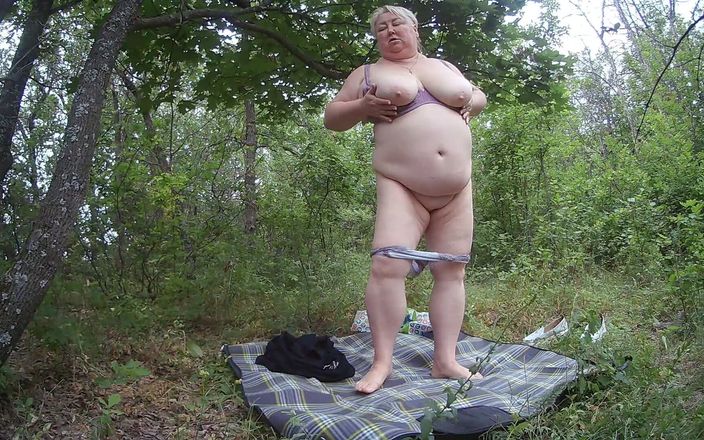 Zona901: Une petite amie se déshabille dans un parc et masturbe...