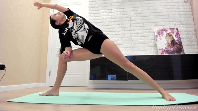 Princess Monica: Chân trần, quần đùi bó sát: thói quen tập yoga của...