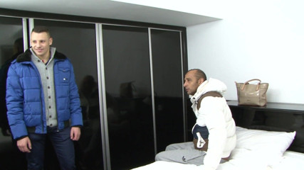 Pervy Studio: Ragazza sexy prende due cazzi