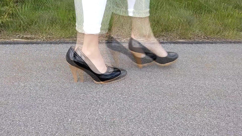 TV_Helena: Tranny Walk &amp; Smáčení v Hot White Jeans!! Naštvaný!