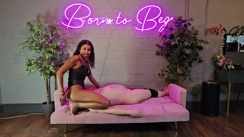 Domestic femdom: 你能在我完美的屁股下持续多久？